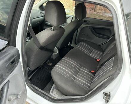 Белый Форд Фокус, объемом двигателя 1.6 л и пробегом 285 тыс. км за 2999 $, фото 5 на Automoto.ua