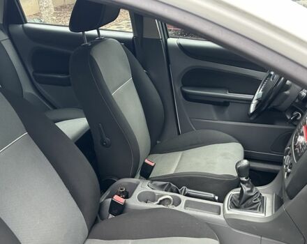 Белый Форд Фокус, объемом двигателя 1.6 л и пробегом 200 тыс. км за 1999 $, фото 14 на Automoto.ua