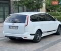 Белый Форд Фокус, объемом двигателя 1.6 л и пробегом 300 тыс. км за 4500 $, фото 1 на Automoto.ua