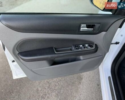 Белый Форд Фокус, объемом двигателя 1.6 л и пробегом 280 тыс. км за 5499 $, фото 14 на Automoto.ua