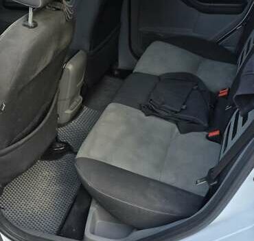 Белый Форд Фокус, объемом двигателя 1.6 л и пробегом 350 тыс. км за 6000 $, фото 4 на Automoto.ua