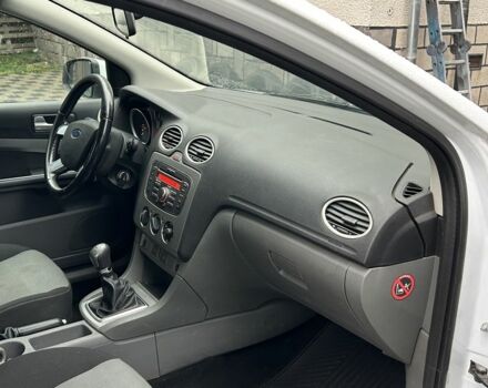 Белый Форд Фокус, объемом двигателя 1.6 л и пробегом 200 тыс. км за 1999 $, фото 11 на Automoto.ua