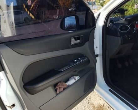 Белый Форд Фокус, объемом двигателя 1.6 л и пробегом 292 тыс. км за 6500 $, фото 8 на Automoto.ua