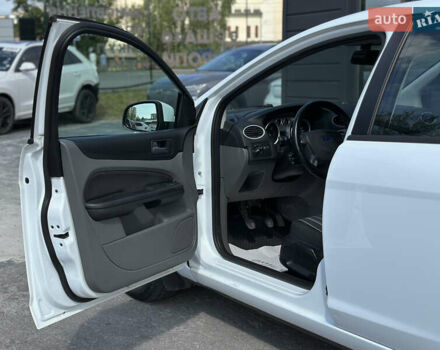 Білий Форд Фокус, об'ємом двигуна 1.56 л та пробігом 311 тис. км за 4700 $, фото 26 на Automoto.ua