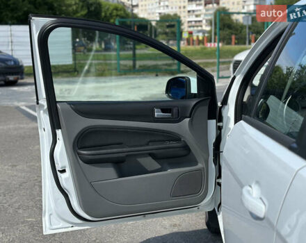 Білий Форд Фокус, об'ємом двигуна 1.56 л та пробігом 311 тис. км за 4700 $, фото 28 на Automoto.ua