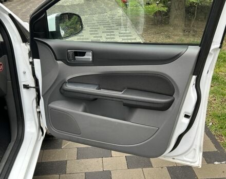 Белый Форд Фокус, объемом двигателя 1.6 л и пробегом 200 тыс. км за 1999 $, фото 8 на Automoto.ua