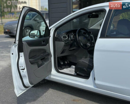 Білий Форд Фокус, об'ємом двигуна 1.56 л та пробігом 311 тис. км за 4700 $, фото 27 на Automoto.ua