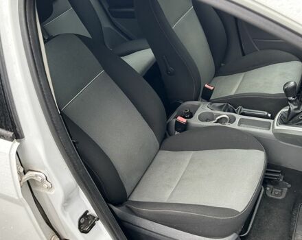 Белый Форд Фокус, объемом двигателя 1.6 л и пробегом 200 тыс. км за 1999 $, фото 9 на Automoto.ua