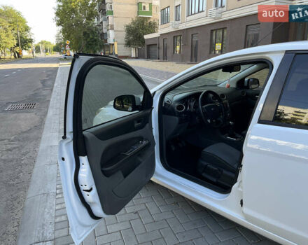 Білий Форд Фокус, об'ємом двигуна 1.56 л та пробігом 217 тис. км за 5500 $, фото 11 на Automoto.ua