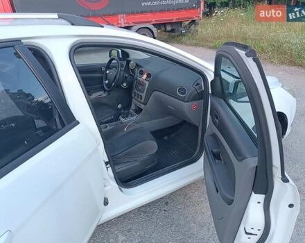 Белый Форд Фокус, объемом двигателя 1.6 л и пробегом 290 тыс. км за 5900 $, фото 16 на Automoto.ua