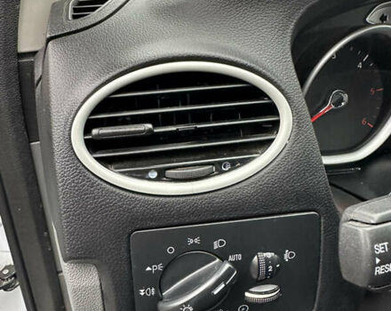 Белый Форд Фокус, объемом двигателя 1.6 л и пробегом 234 тыс. км за 6200 $, фото 14 на Automoto.ua