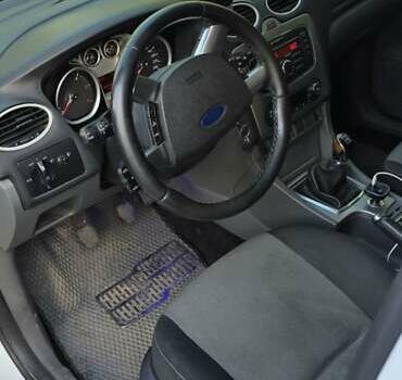 Белый Форд Фокус, объемом двигателя 1.6 л и пробегом 350 тыс. км за 6000 $, фото 3 на Automoto.ua