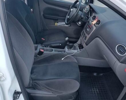 Белый Форд Фокус, объемом двигателя 1.6 л и пробегом 290 тыс. км за 5900 $, фото 13 на Automoto.ua