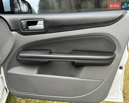 Белый Форд Фокус, объемом двигателя 1.6 л и пробегом 231 тыс. км за 4899 $, фото 15 на Automoto.ua