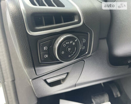 Білий Форд Фокус, об'ємом двигуна 2 л та пробігом 182 тис. км за 9800 $, фото 6 на Automoto.ua