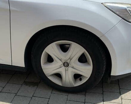 Белый Форд Фокус, объемом двигателя 2 л и пробегом 227 тыс. км за 7500 $, фото 10 на Automoto.ua