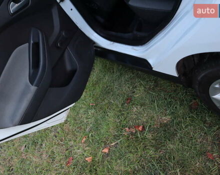 Белый Форд Фокус, объемом двигателя 1.6 л и пробегом 219 тыс. км за 6950 $, фото 4 на Automoto.ua