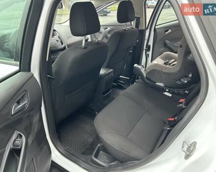 Белый Форд Фокус, объемом двигателя 1 л и пробегом 169 тыс. км за 8700 $, фото 19 на Automoto.ua