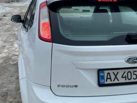 Белый Форд Фокус, объемом двигателя 1.6 л и пробегом 210 тыс. км за 5600 $, фото 1 на Automoto.ua