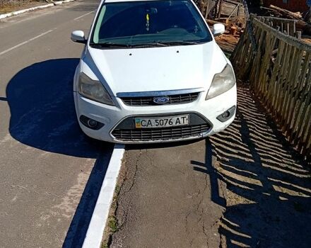 Белый Форд Фокус, объемом двигателя 1.8 л и пробегом 300 тыс. км за 2050 $, фото 1 на Automoto.ua