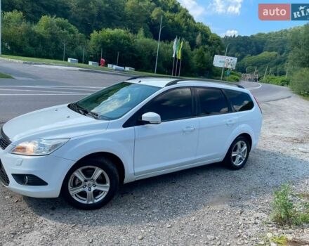 Белый Форд Фокус, объемом двигателя 1.6 л и пробегом 350 тыс. км за 4800 $, фото 1 на Automoto.ua