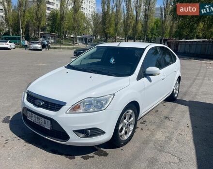 Белый Форд Фокус, объемом двигателя 1.6 л и пробегом 150 тыс. км за 7300 $, фото 1 на Automoto.ua