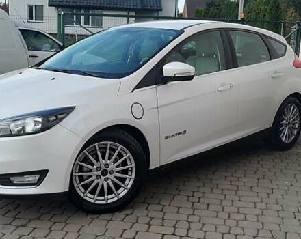 Белый Форд Фокус, объемом двигателя 0 л и пробегом 142 тыс. км за 3500 $, фото 1 на Automoto.ua