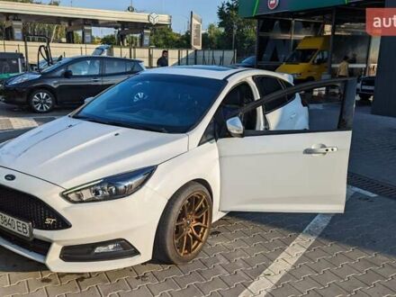 Білий Форд Фокус, об'ємом двигуна 2 л та пробігом 129 тис. км за 12800 $, фото 1 на Automoto.ua