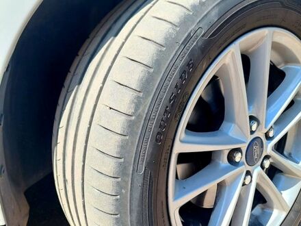 Белый Форд Фокус, объемом двигателя 2 л и пробегом 144 тыс. км за 10300 $, фото 1 на Automoto.ua