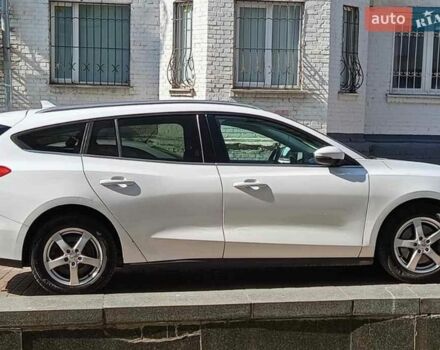 Белый Форд Фокус, объемом двигателя 1.5 л и пробегом 157 тыс. км за 14000 $, фото 1 на Automoto.ua