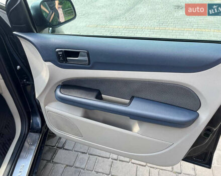 Черный Форд Фокус, объемом двигателя 1.6 л и пробегом 265 тыс. км за 3900 $, фото 7 на Automoto.ua