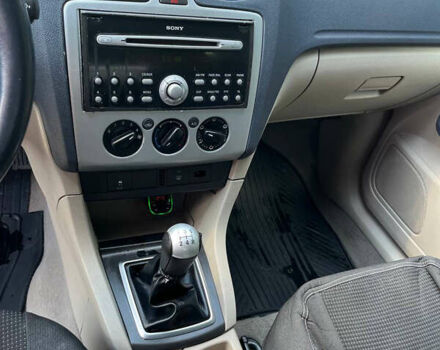 Черный Форд Фокус, объемом двигателя 1.6 л и пробегом 265 тыс. км за 3900 $, фото 5 на Automoto.ua