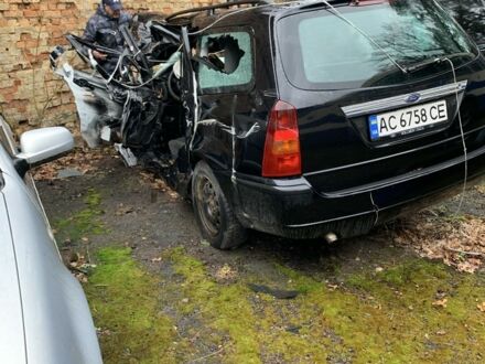 Черный Форд Фокус, объемом двигателя 1.8 л и пробегом 300 тыс. км за 400 $, фото 1 на Automoto.ua