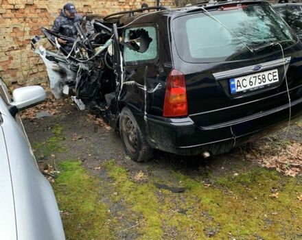 Черный Форд Фокус, объемом двигателя 1.8 л и пробегом 300 тыс. км за 400 $, фото 1 на Automoto.ua