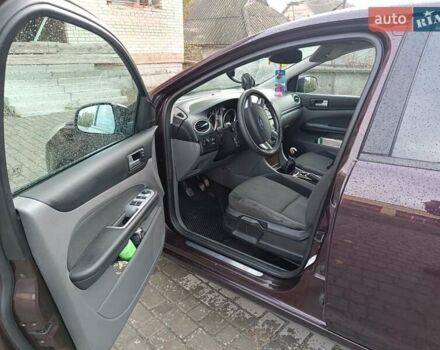 Фиолетовый Форд Фокус, объемом двигателя 1.6 л и пробегом 280 тыс. км за 5400 $, фото 4 на Automoto.ua