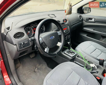 Красный Форд Фокус, объемом двигателя 1.6 л и пробегом 227 тыс. км за 5200 $, фото 2 на Automoto.ua