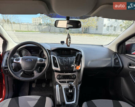 Красный Форд Фокус, объемом двигателя 1 л и пробегом 209 тыс. км за 6700 $, фото 3 на Automoto.ua