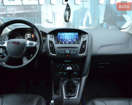 Красный Форд Фокус, объемом двигателя 2 л и пробегом 189 тыс. км за 8500 $, фото 8 на Automoto.ua