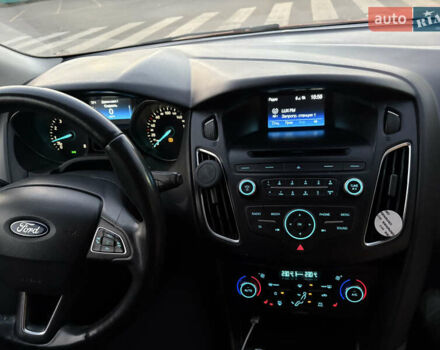 Красный Форд Фокус, объемом двигателя 1 л и пробегом 97 тыс. км за 9300 $, фото 12 на Automoto.ua