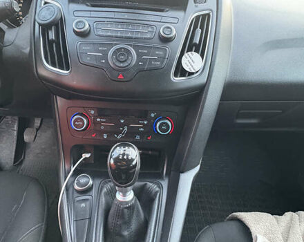 Красный Форд Фокус, объемом двигателя 1 л и пробегом 97 тыс. км за 9300 $, фото 10 на Automoto.ua