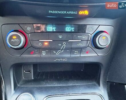 Красный Форд Фокус, объемом двигателя 2 л и пробегом 214 тыс. км за 8800 $, фото 5 на Automoto.ua