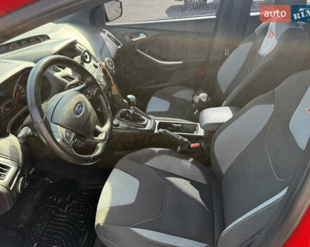 Красный Форд Фокус, объемом двигателя 2 л и пробегом 83 тыс. км за 13000 $, фото 5 на Automoto.ua