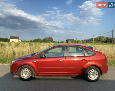 Красный Форд Фокус, объемом двигателя 1.6 л и пробегом 170 тыс. км за 5700 $, фото 3 на Automoto.ua