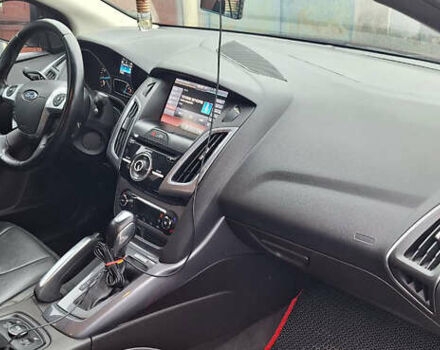 Красный Форд Фокус, объемом двигателя 2 л и пробегом 130 тыс. км за 9300 $, фото 7 на Automoto.ua