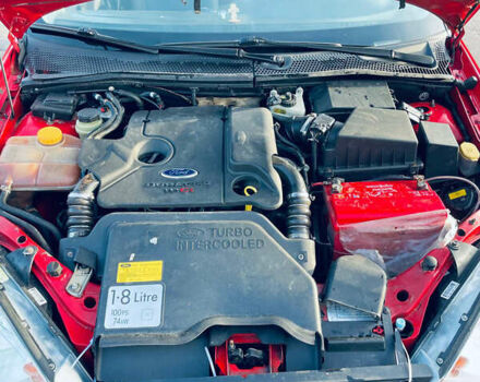 Красный Форд Фокус, объемом двигателя 1.8 л и пробегом 300 тыс. км за 2700 $, фото 1 на Automoto.ua