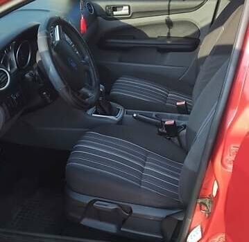 Красный Форд Фокус, объемом двигателя 1.6 л и пробегом 222 тыс. км за 5500 $, фото 2 на Automoto.ua