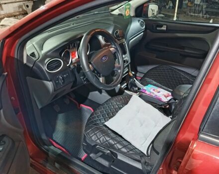 Красный Форд Фокус, объемом двигателя 1.8 л и пробегом 300 тыс. км за 5600 $, фото 2 на Automoto.ua
