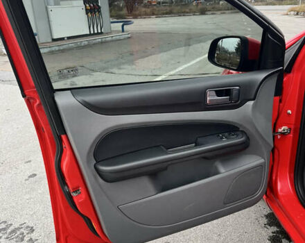 Красный Форд Фокус, объемом двигателя 1.56 л и пробегом 295 тыс. км за 5299 $, фото 7 на Automoto.ua