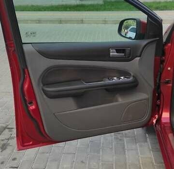 Красный Форд Фокус, объемом двигателя 1.8 л и пробегом 350 тыс. км за 4900 $, фото 8 на Automoto.ua