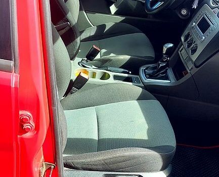 Красный Форд Фокус, объемом двигателя 1.6 л и пробегом 295 тыс. км за 5999 $, фото 2 на Automoto.ua